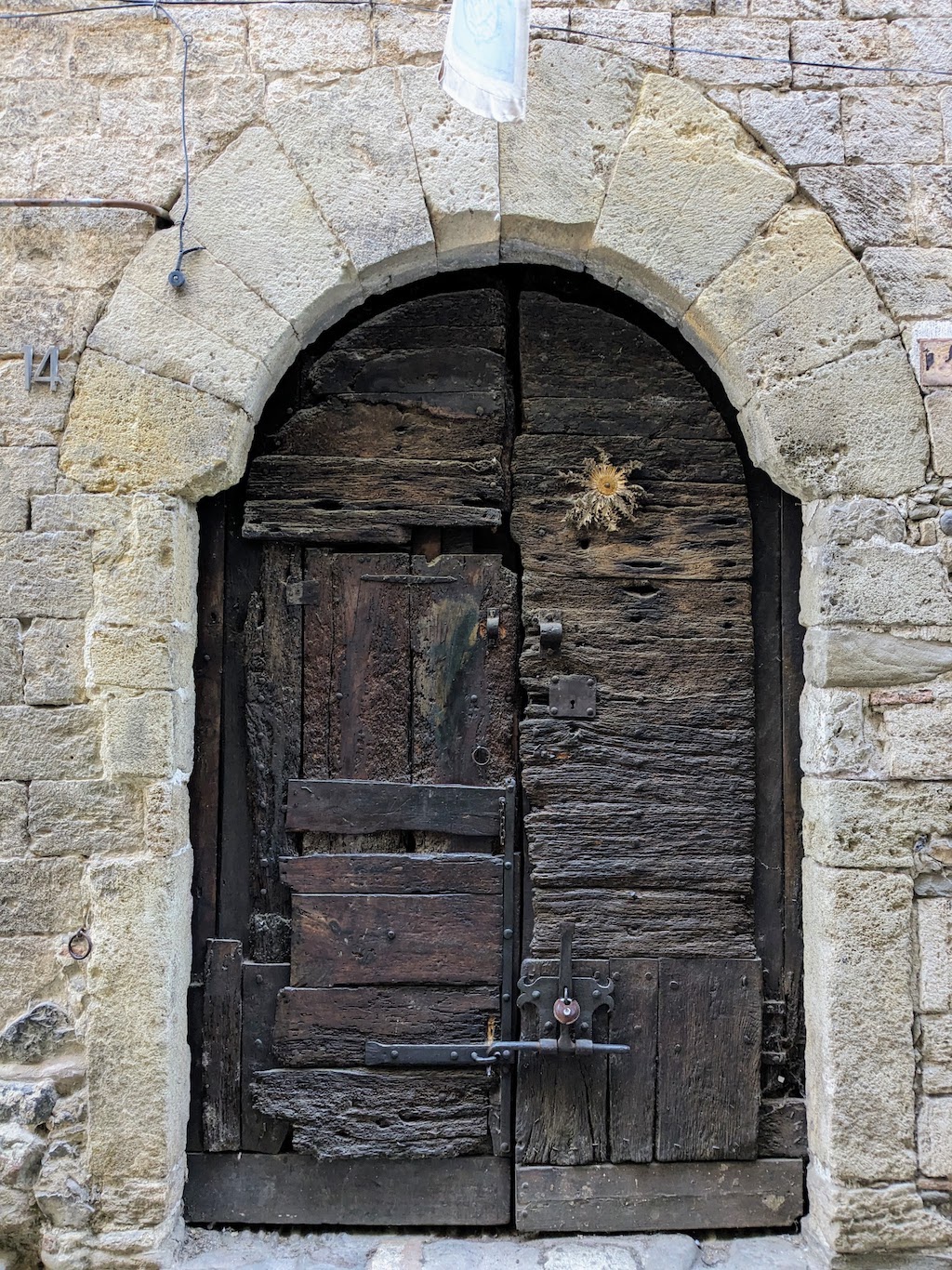 Besalú bridge gate